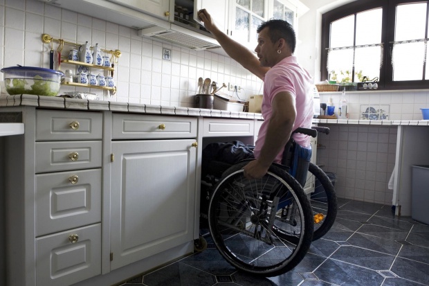 Urządzając kuchnię należy pamiętać o potrzebach i komforcie wszystkich lokatorów – także osób niepełnosprawnych. Jak tego dokonać? Z pomocą przychodzą inteligentne okucia.