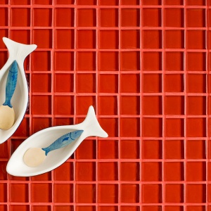 Szklane mozaiki z serii GLASS MIX DD4 189 w intensywnych barwach inspirują do odważnych zestawień; oferowane w plastrach 30x30 cm. Fot. Dunin