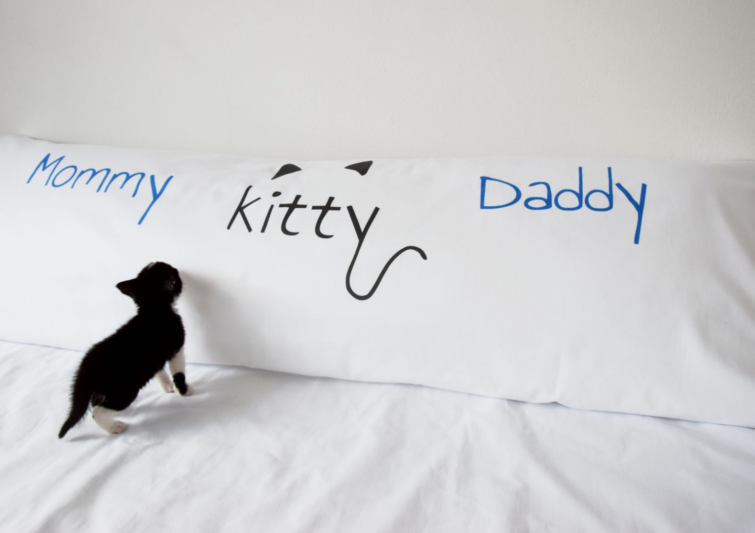 Poduszka One Pillow Mommy Daddy kitty. Fot. Mr&Mrs Sleep