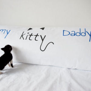 Poduszka One Pillow Mommy Daddy kitty. Fot. Mr&Mrs Sleep