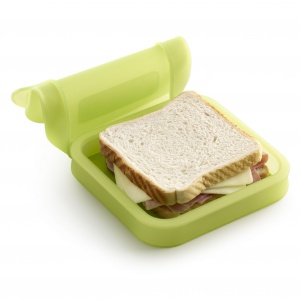 Zgrabne, niewielkie ETUI na kanapki skutecznie zastąpi papier śniadaniowy. Mieści aż 3 kanapki. Silikonowa pokrywa zapewnia świeżość produktów, a usztywniona podstawa bezpieczeństwo przechowywania. 59 zł. Fot. Lekue