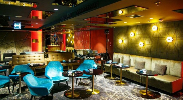 Nowoczesne wnętrze Panorama Sky Bar w hotelu Marriott