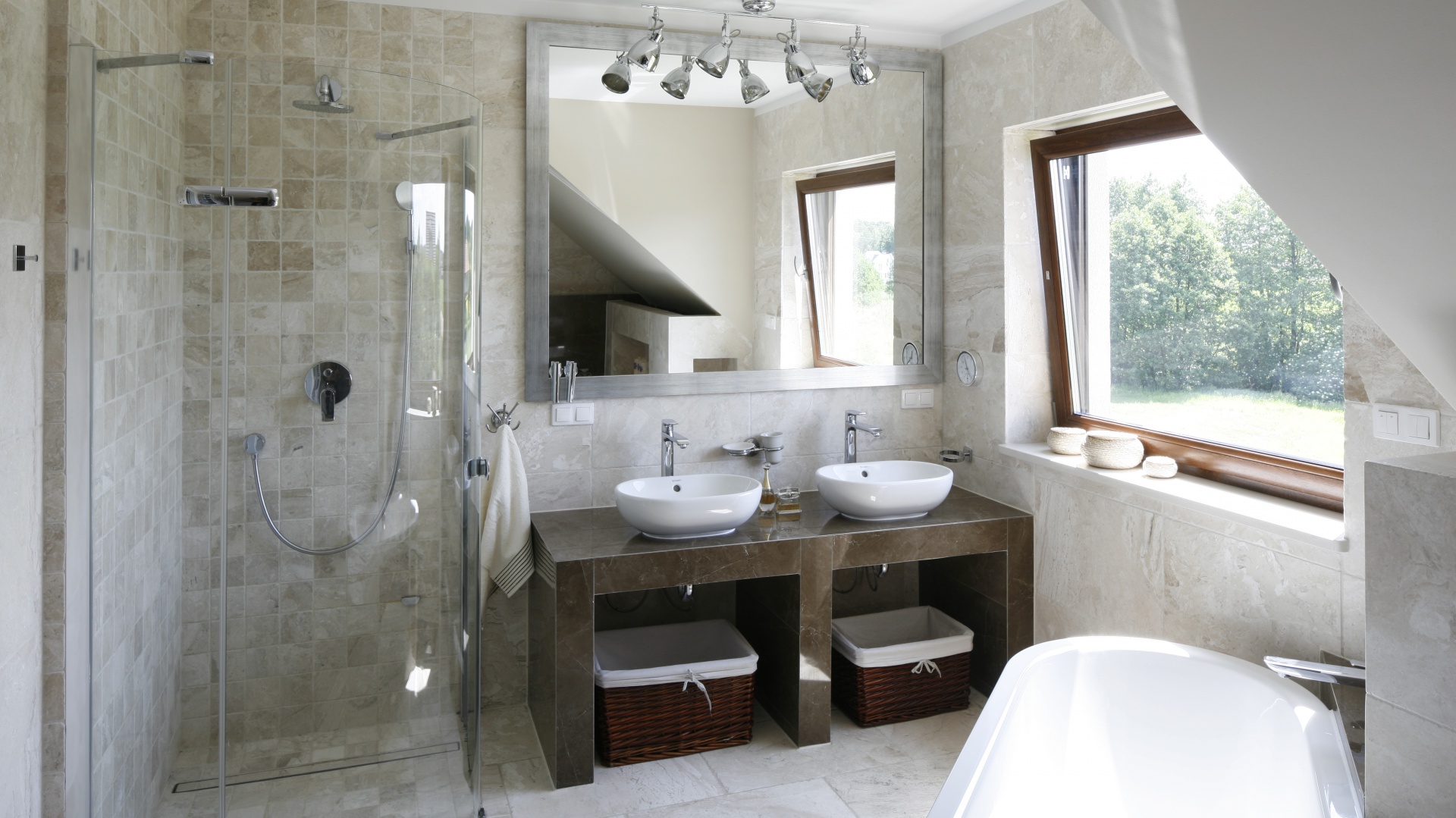 Aranżacja łazienki: 15 pomysłów na umywalki nablatowe 