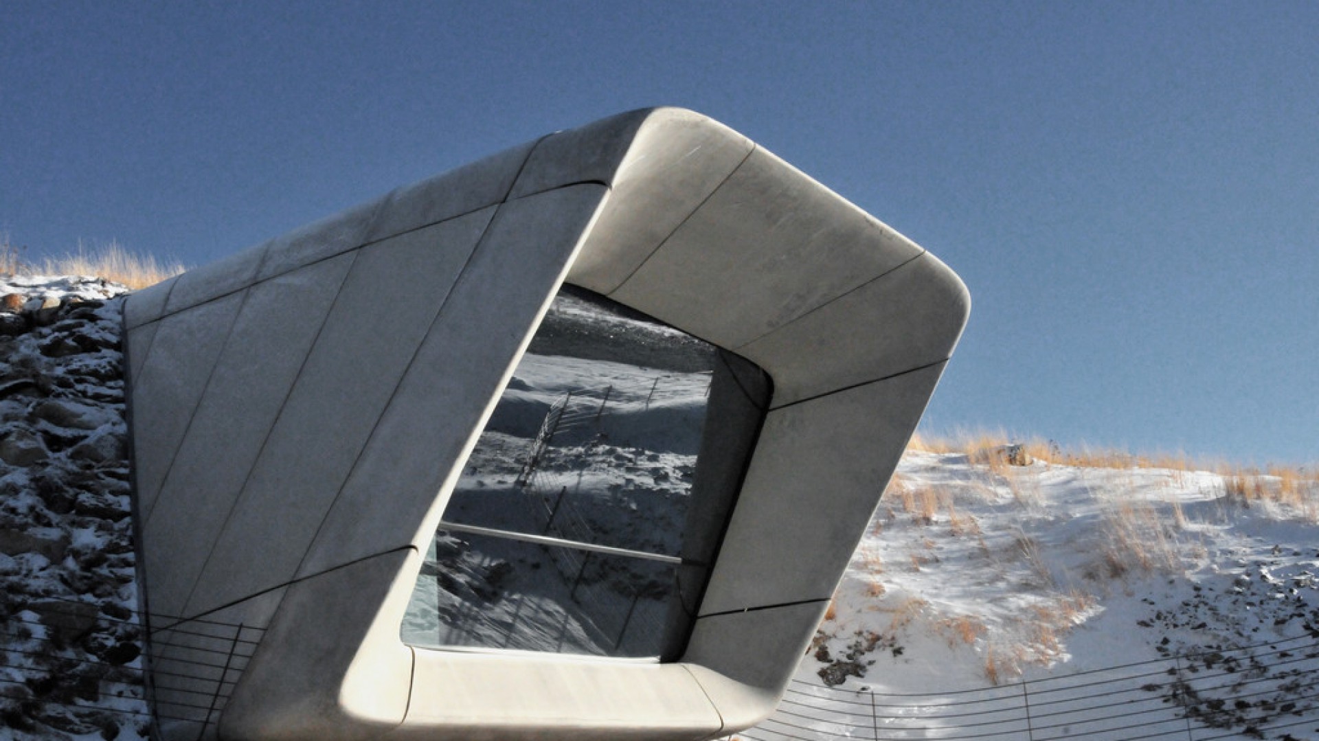 MMM Corones to najnowsze i ostatnie muzeum w szeregu Messner Mountain Museum znajdujące się na szczycie płaskowyżu Kronplatz w Dolomitach. Zostało zaprojektowane przez światowej sławy architektów Zahę Hadid i Petera Irmschera. Fot. Rockfon