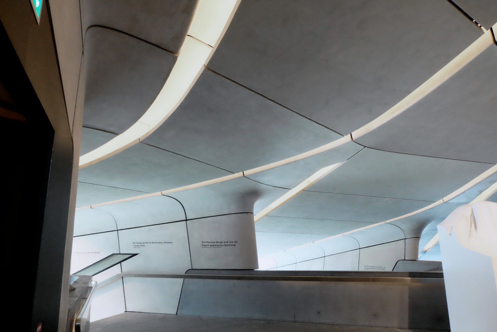 MMM Corones to najnowsze i ostatnie muzeum w szeregu Messner Mountain Museum znajdujące się na szczycie płaskowyżu Kronplatz w Dolomitach. Zostało zaprojektowane przez światowej sławy architektów Zahę Hadid i Petera Irmschera. Fot. Rockfon