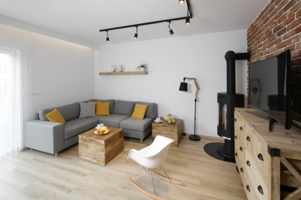 Wnętrze w stylu loft: projekt małego domu ze Śląska