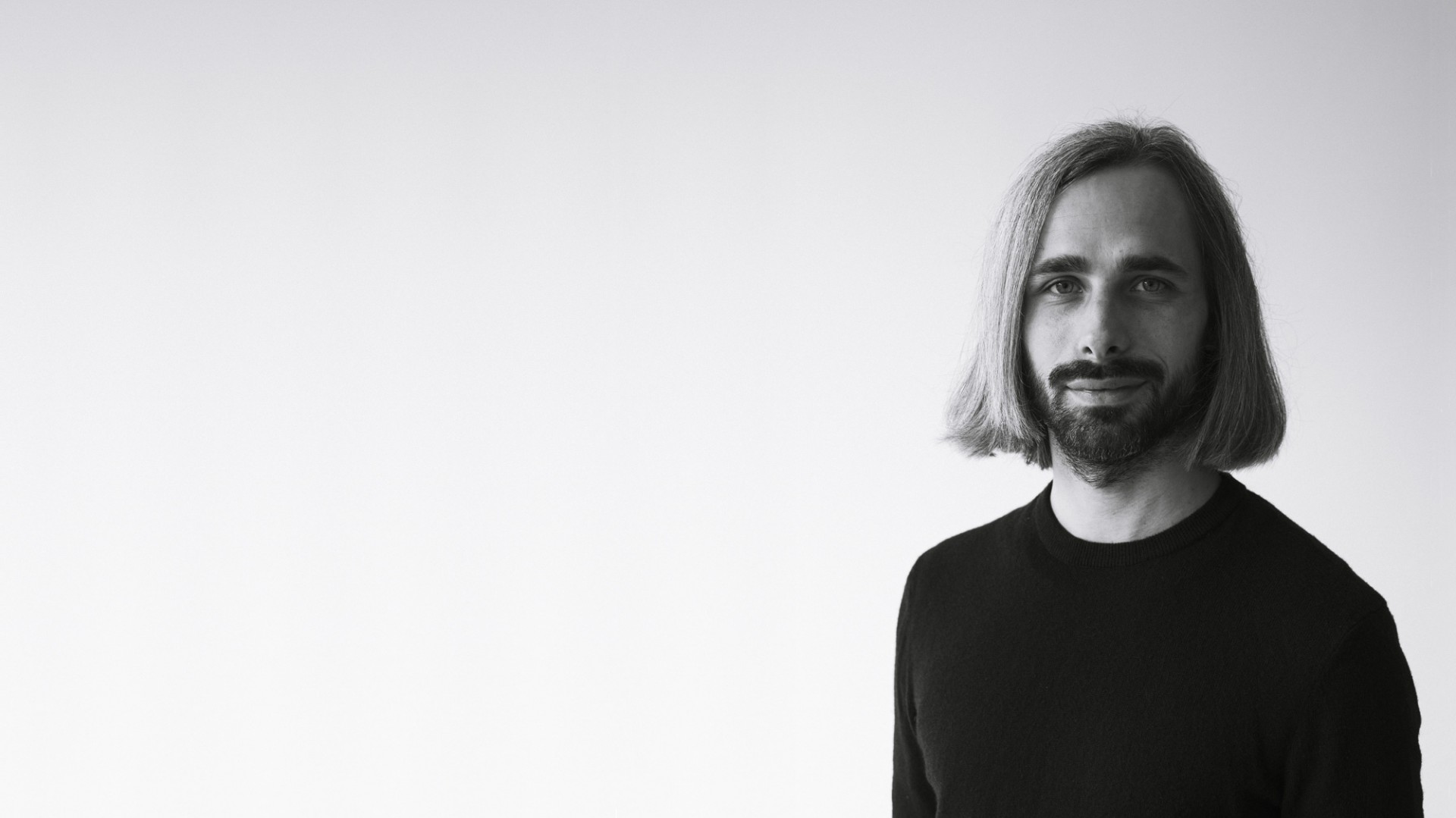 Krystian Kowalski kończył projektowanie produktu w Royal College of Art w Londynie oraz Wydział Wzornictwa Akademii Sztuk Pięknych w Warszawie. Pierwsze doświadczenie zawodowe zdobywał w studiach projektowych w Warszawie, Łodzi i Mediolanie. Ma na swoim koncie wielokrotnie nagradzane projekty, które już dziś są uważane za najlepsze przykłady polskiego wzornictwa.