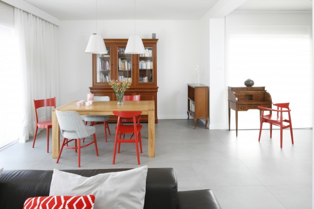 Projekt wnętrza stanowi subtelne połączenie stylu nowoczesnego i retro. Czerwień, która występuje na krzesłach i pojawia się także jako akcent na dekoracyjnych dodatkach podkreśla charakter wnętrza.