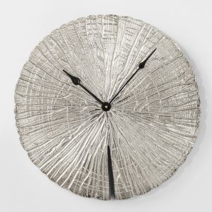 Zegar ścienny ALBERTO inspirowany wyglądem surowego drewna. Fot. Kare Design