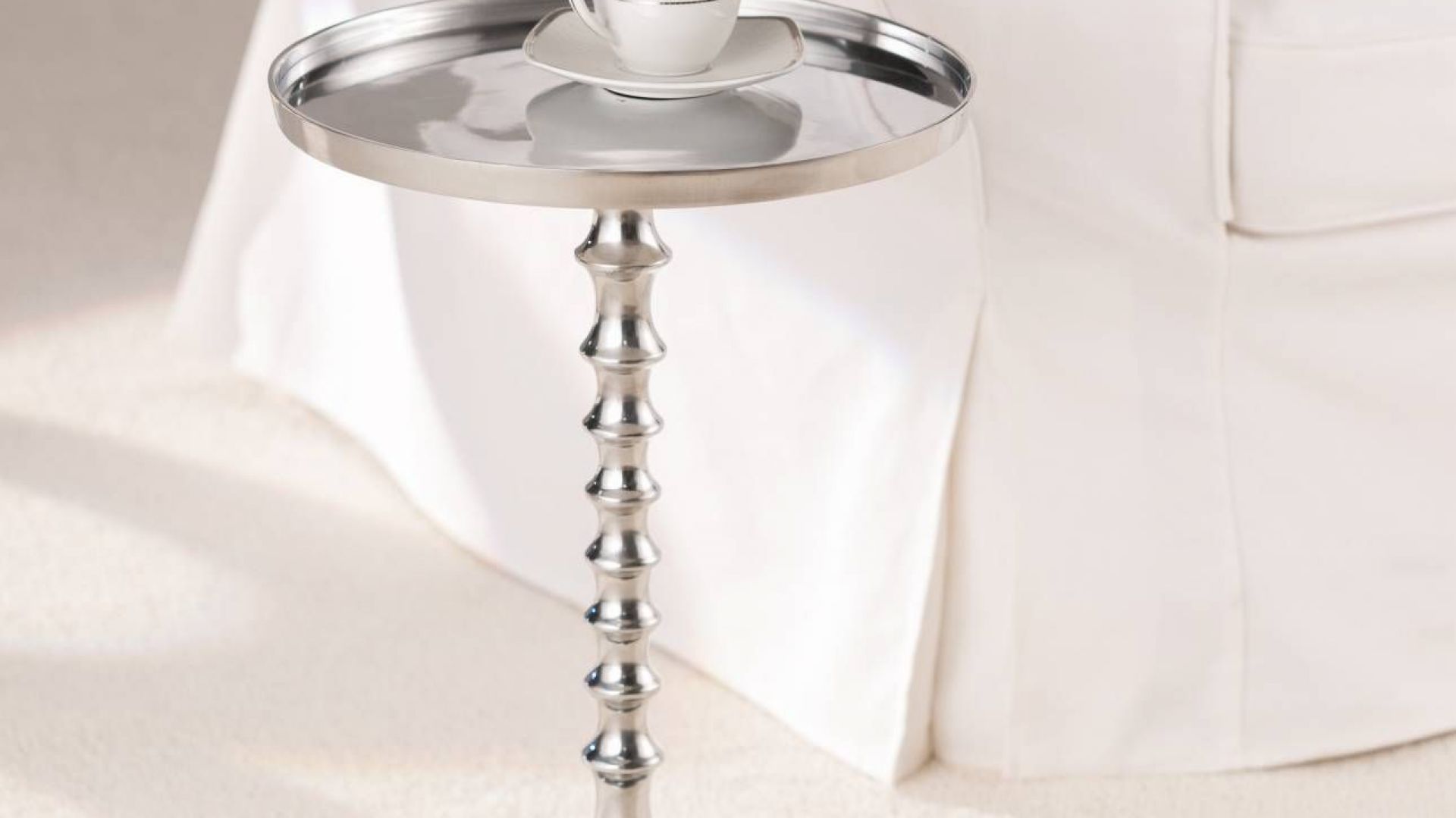Prezenty na Dzień Matki. Stolik Swing, silver. Fot. Dekoria.pl