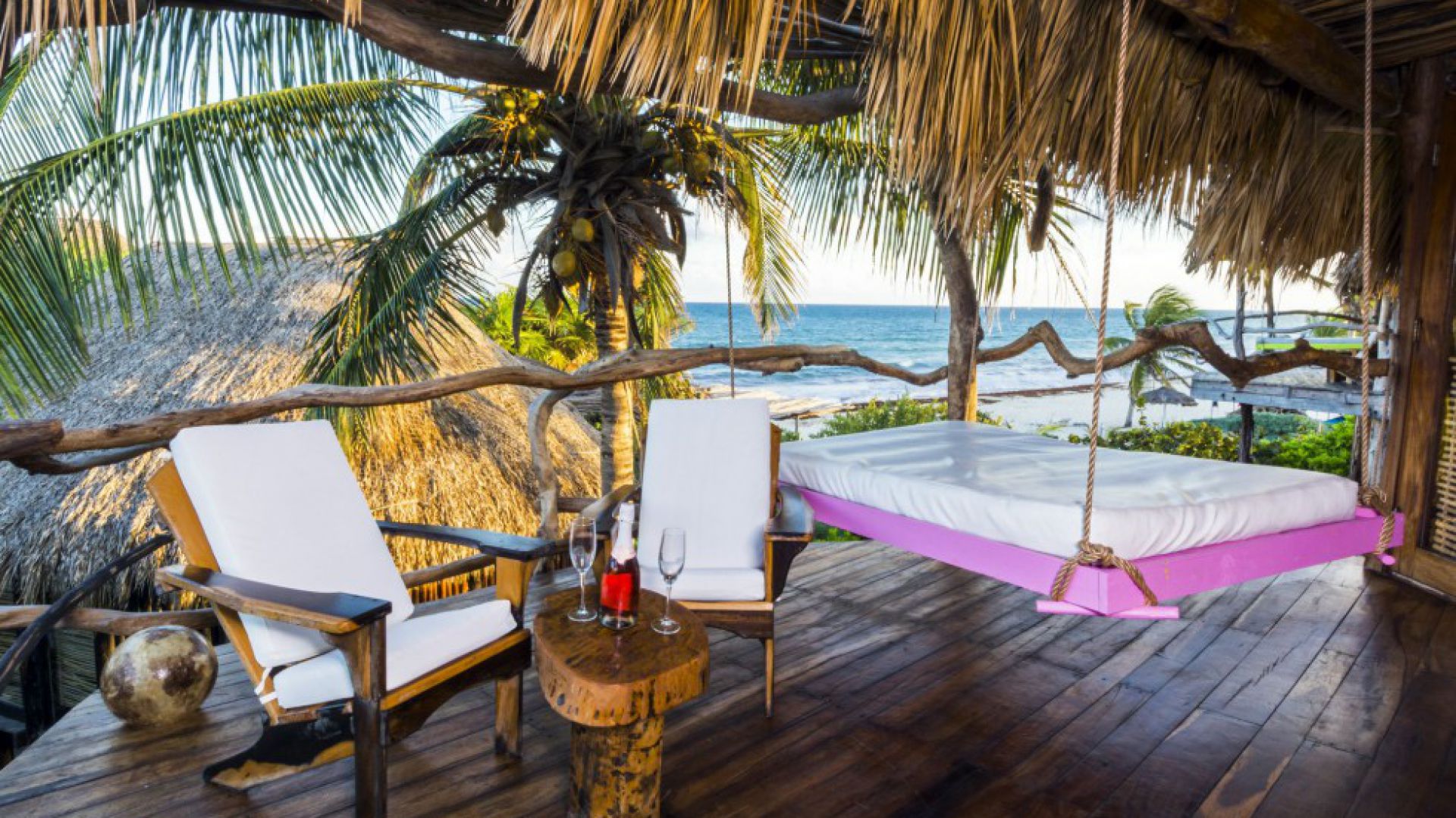 Huśtawka w gałęziach drzew, ponad morzem. Azulik - Adults Eco-Resort & Maya Spa, Tulum – Meksyk fot. źródło: hotels.com