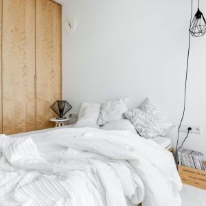 Sypialnia to oaza spokoju. Tutaj również dominuje biel i drewno. Fot. Stanisław Zajączkowski / Zajaczkowski Photography