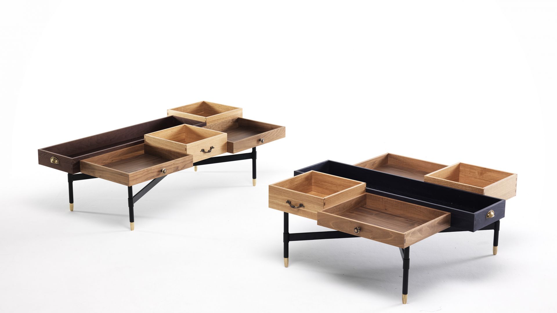 Stolik Mogg. Blat wygląda jak nieporadnie ułożone tace. Fot. Go modern Furniture