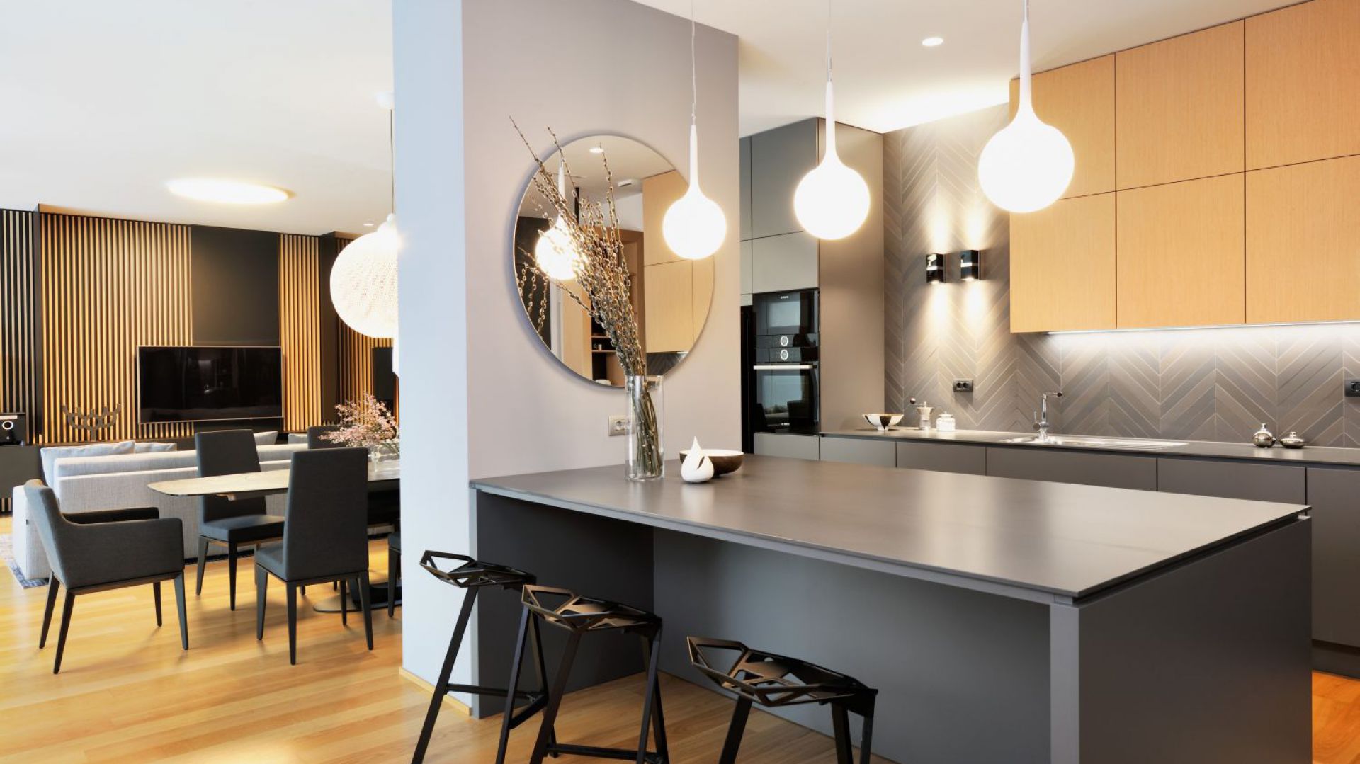 Elegancki apartament z otwartą strefą dzienną w sercu Lublany, stolicy Słowenii. Projekt: GAO Arhitekti. Fot. Miran Kambic