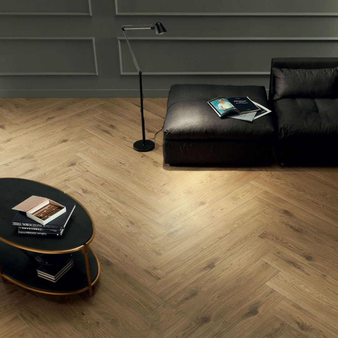 Aranżacja salonu z kolekcją Wood Pile Natural. Fot. Tubądzin Korzilius