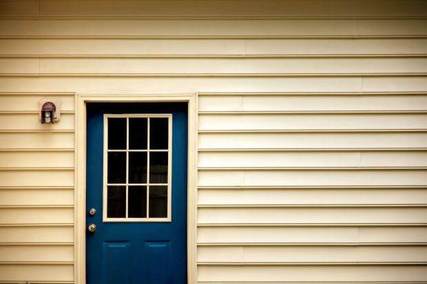 Farba do drewnianych okien i drzwi: zobacz nowość