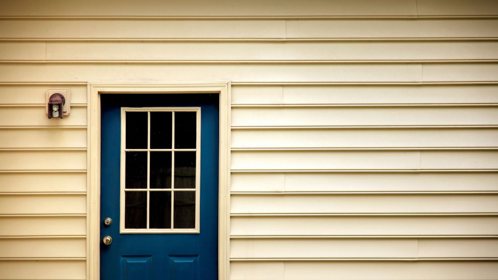 Farba do drewnianych okien i drzwi: zobacz nowość