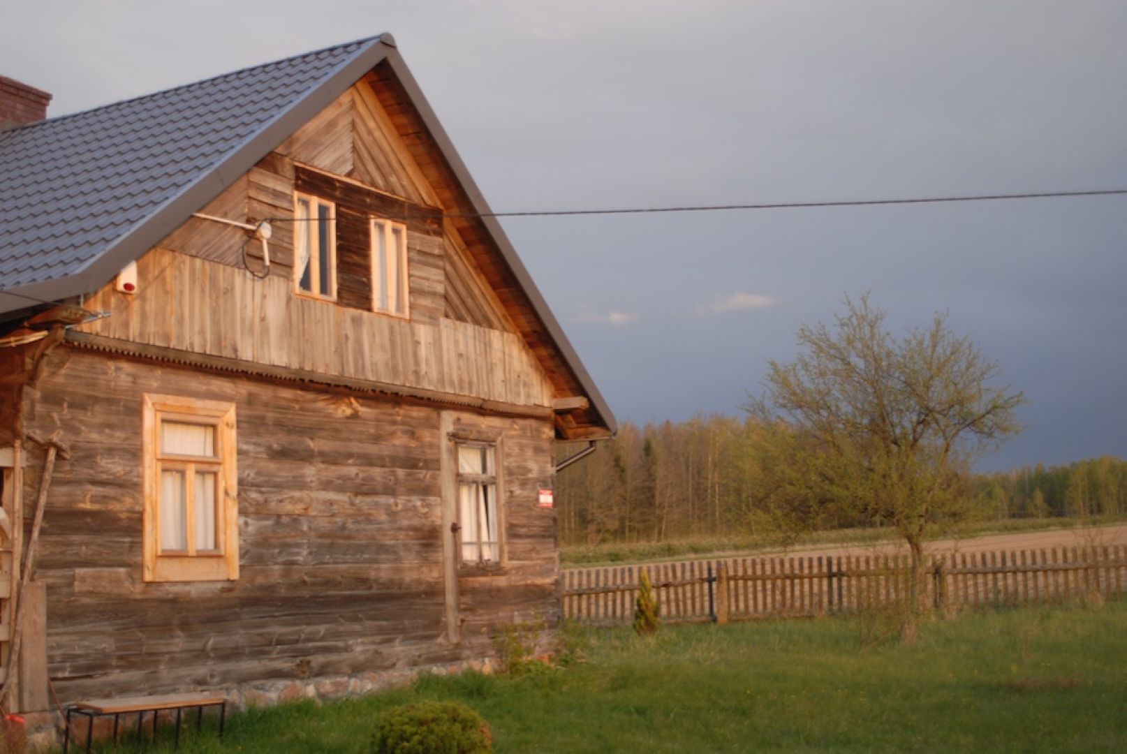 Malowanie i impregnacja drewnianego domu. Fot. Bondex