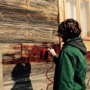 Malowanie i impregnacja drewnianego domu. Fot. Bondex 
