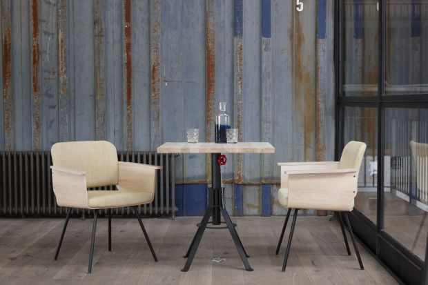 Projektanci Spoinq’a tworzą bardzo spójne stylistycznie kolekcje stołów, krzeseł, foteli i sof w duchu industrialnym. Jednocześnie pozostawiają swoim odbiorcom dużą dozę swobody w kształtowaniu zamawianego modelu.