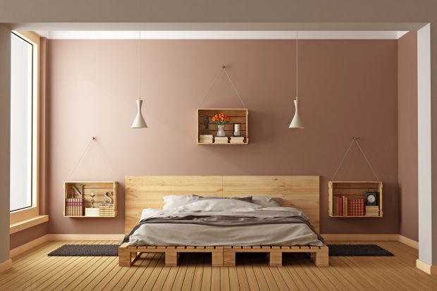 Palety drewniane to wdzięczny i stosunkowo tani materiał. Meble z nich wykonane już od dłuższego czasu cieszą się popularnością wśród miłośników wnętrz nowoczesnych i w stylu loftowym.