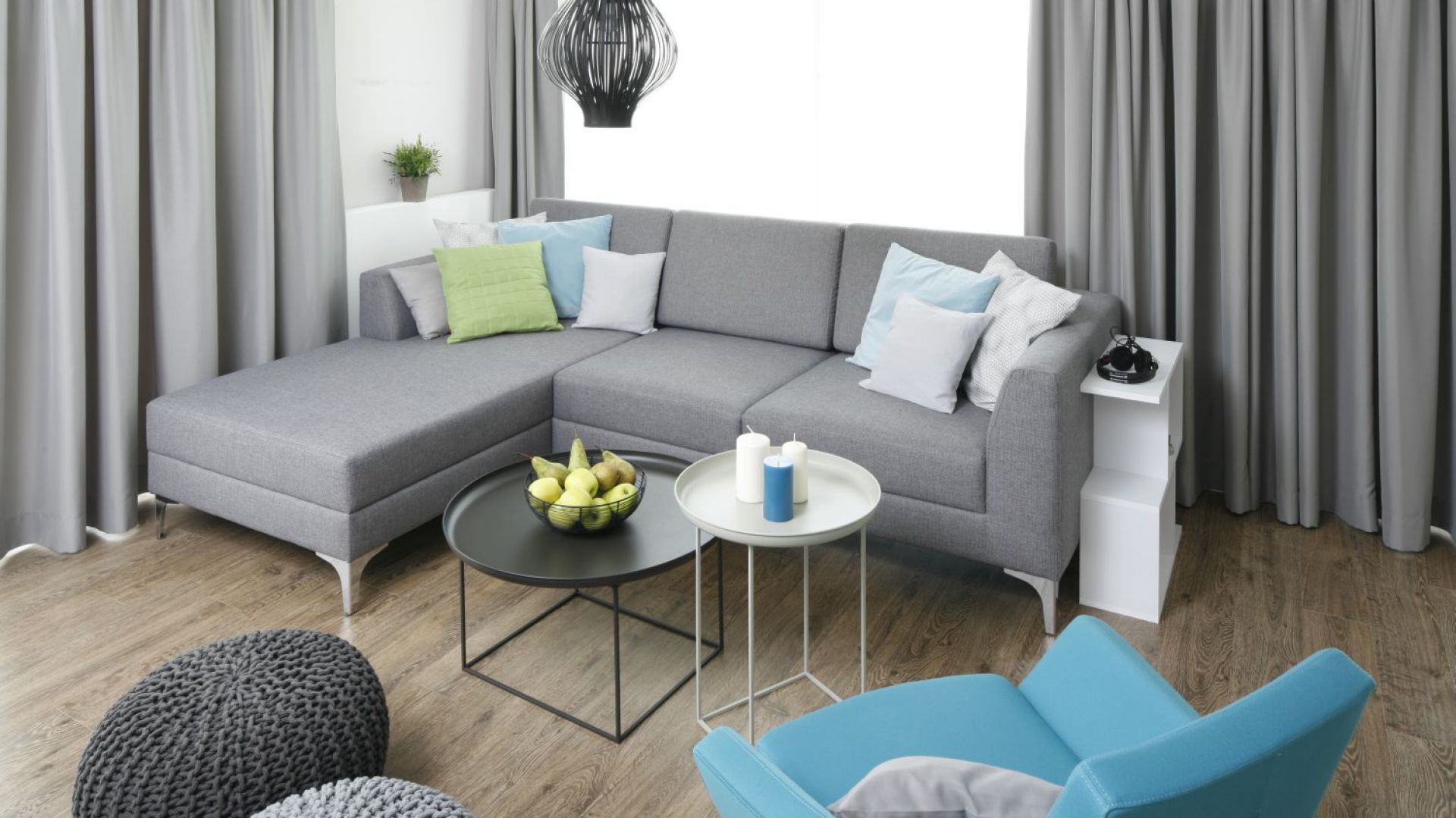 Сочетание цветов в интерьере гостиной серый. Диван серый. Серый диван в интерьере. Сине серый диван. Светло серый диван в интерьере.