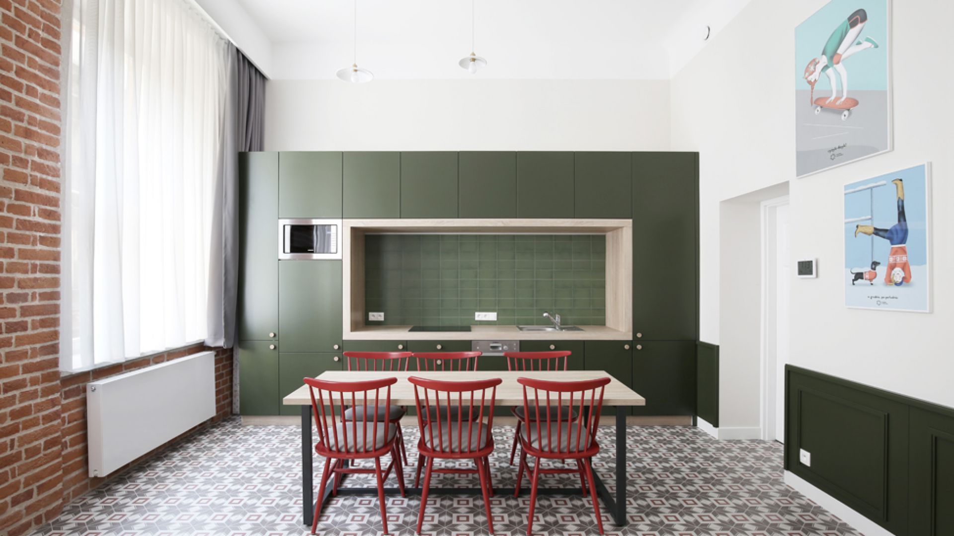 Budynek przylega do Krakowskiej Akademii Muzycznej i ma niesamowite walory architektoniczne: wysokie sufity, ogromne okna, łukowate sklepienia nadproży, które nadają pomieszczeniom wyjątkowego klimatu. Fot. GRID/Dekorian
