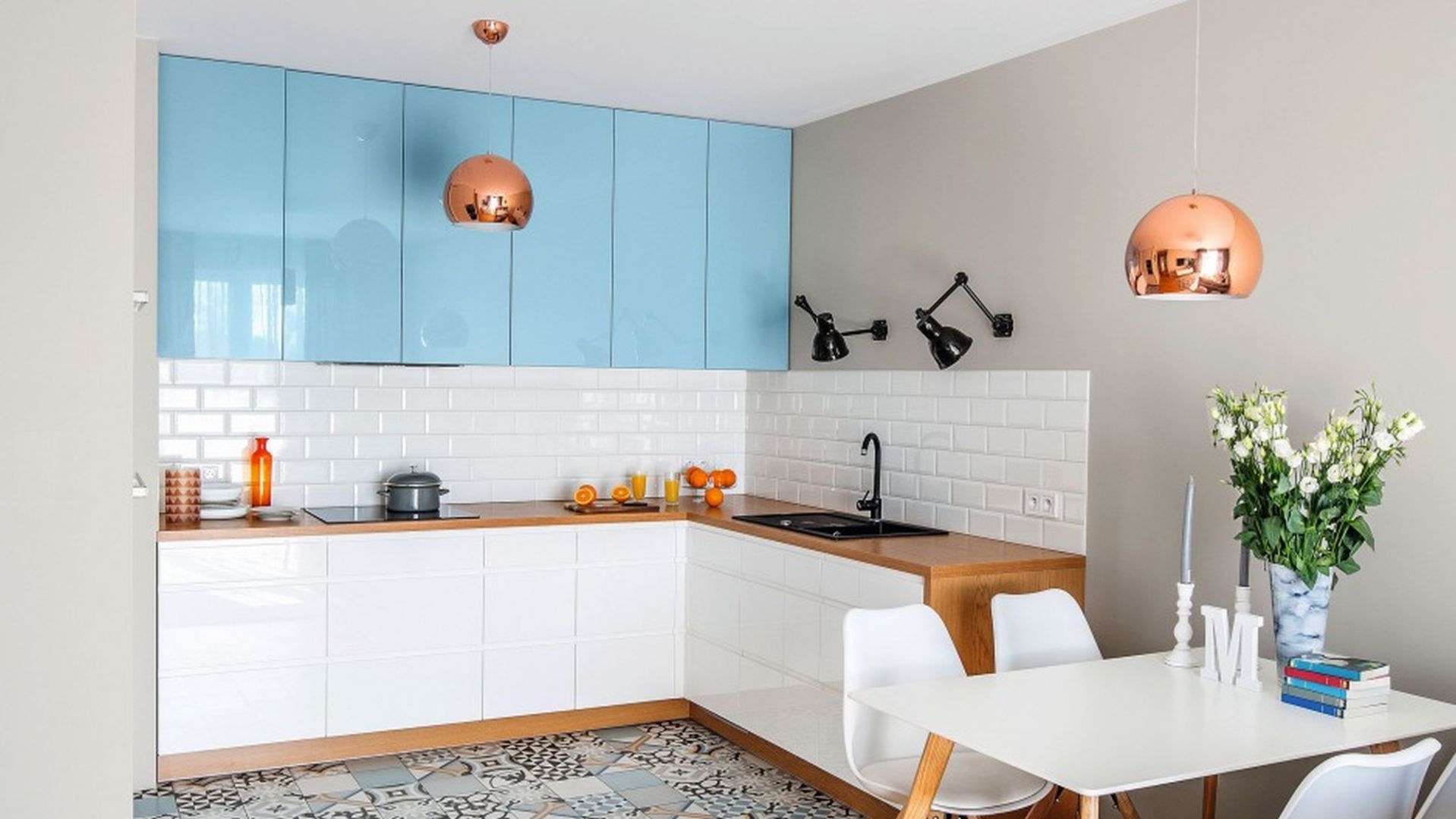 Kuchnia otwarta na salon. Projekt: Decoroom. Zdjęcia i stylizacja: Marta Behling / Pion Poziom