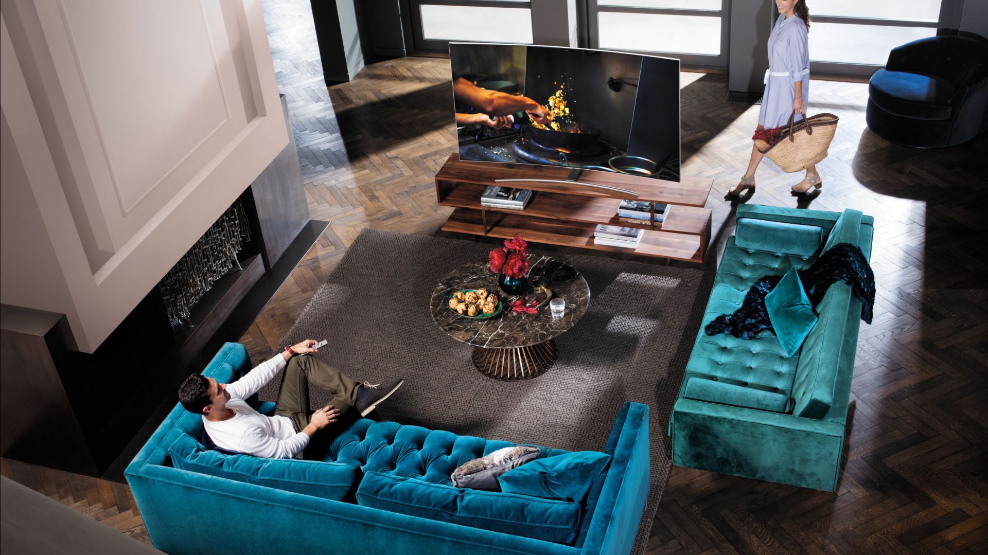 Telewizory QLED TV z serii Q8 z zakrzywionym ekranem łączą wysoką jakość obrazu, nowoczesne wzornictwo oraz bogatą funkcjonalność Smart TV. Fot. Samsung