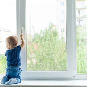 Uchylne okno to ogromne zagrożenie dla zdrowia a nawet życia malucha. Zamontowanie na nim klamki kodowej uniemożliwi dziecku jego otwarcie. Tego typu blokady pasują z reguły do wszystkich typów okien. Fot. Yale