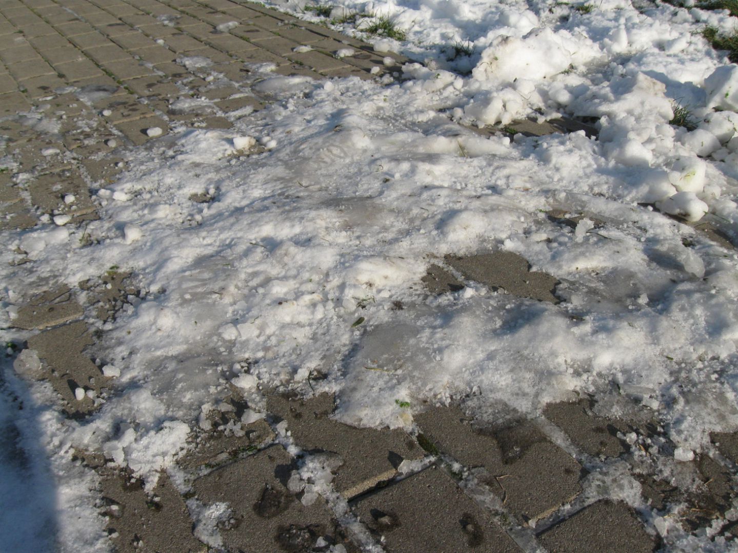 Zadeptany śnieg zamienia się w lód. Wtedy najlepiej skorzystać z piasku. Fot. Buszrem
