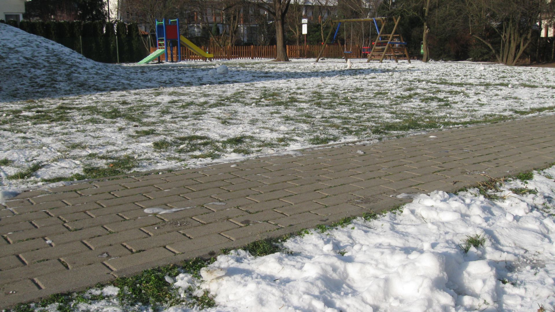 Odgarnięcie świeżego śniegu brzozową miotłą zupełnie wystarczy. Fot. Buszrem