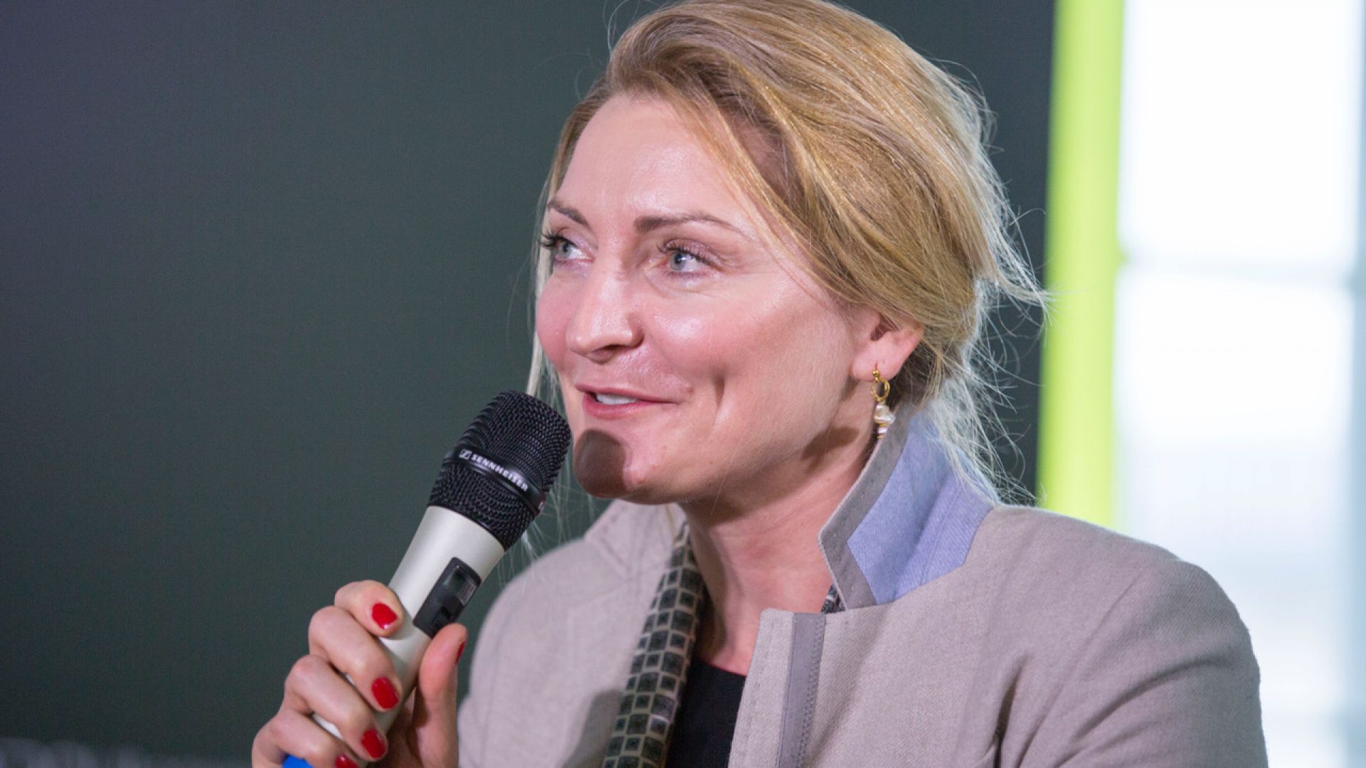 Dominika J. Rostocka. V Forum Dobrego Designu. Sesja: Ewolucja wzornictwa. Czy ogranicza nas tylko wyobraźnia? Fot. Piotr Waniorek.