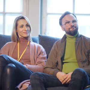 Monika Bronikowska, współwłaściciel Hola Design i Artur Indyka, prowadzący program "Meblokreacje" na antenie Domo+. V Forum Dobrego Designu: Barwny dom. Top kolory 2018 roku. Fot. Tomasz Wawer.