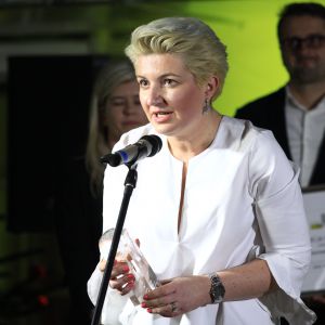 Nagrodę w kategorii Przestrzeń Pokoju Dziennego za Sofę Topaz firmy Olta odebrała Agata Piesowicz-Szymborska, brand manager firmy Olta.