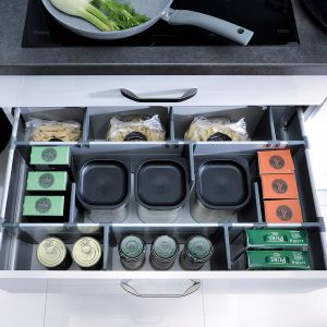 FAMILY LINE – głębokie kuchenne szuflady w kuchniach można wyposażyć w specjalne wkłady, które pozwolą zorganizować pracę w każdej kuchni. Produkt dostępny w ofercie firmy Black Red White. Fot. Black Red White