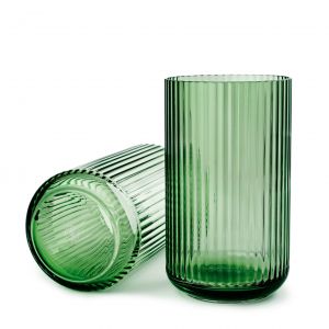 Wazony szklane COPENHAGEN GREEN przyciągają uwagę podłużnym kształtem i elegancką prostotą. Od 176 zł/szt., Lyngby, 