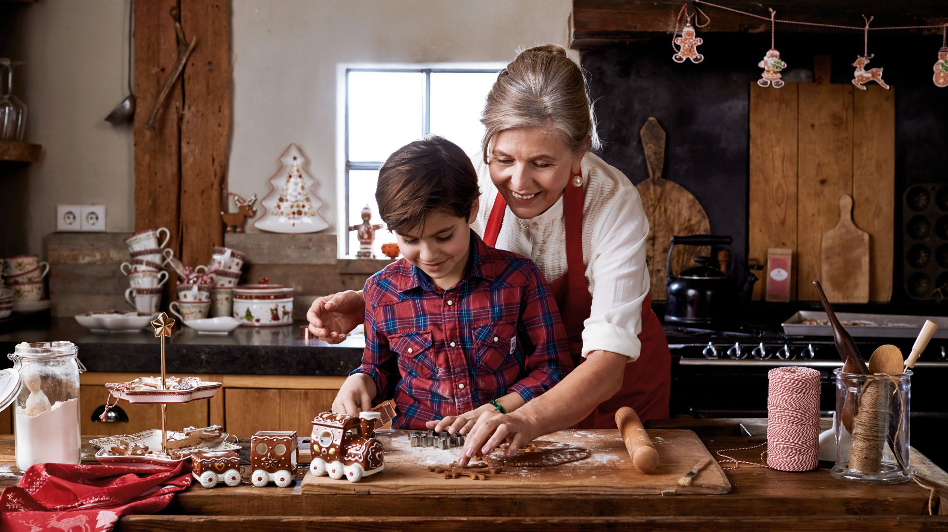 Dekoracyjne naczynia z kolekcji Winter Bakery Delight w klasycznych świątecznych kolorach: czerwieni, zieleni i bieli. Od 45 zł. Fot. Villeroy&Boch