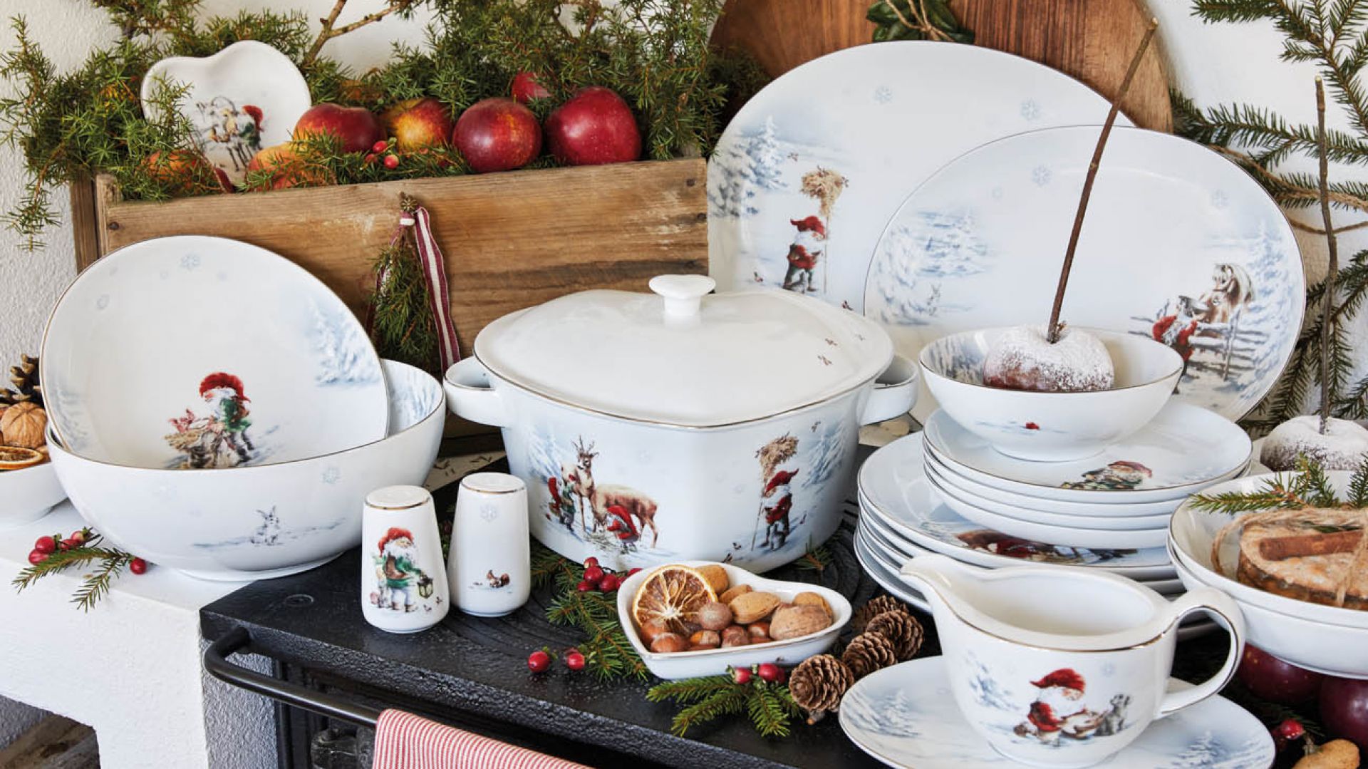 Kolekcja porcelany Santa Christmas dekorowana pięknymi ilustracjami świątecznych krasnali. Fot. Fyrklövern