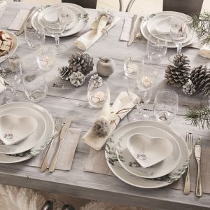 Aranżacja stołu na święta, serwis: Asas Christmas White. Fot. Fyrklövern