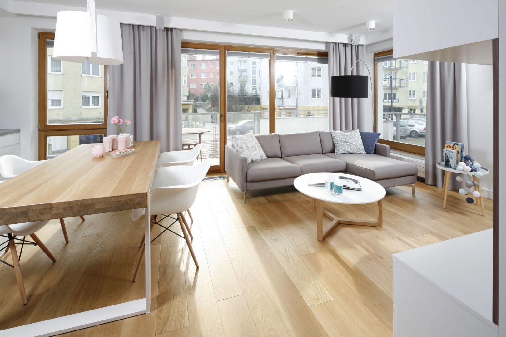 Drewniana podłoga w salonie: pomysły polskich architektów. Projekt: Przemek Kuśmierek. Fot. Bartosz Jarosz