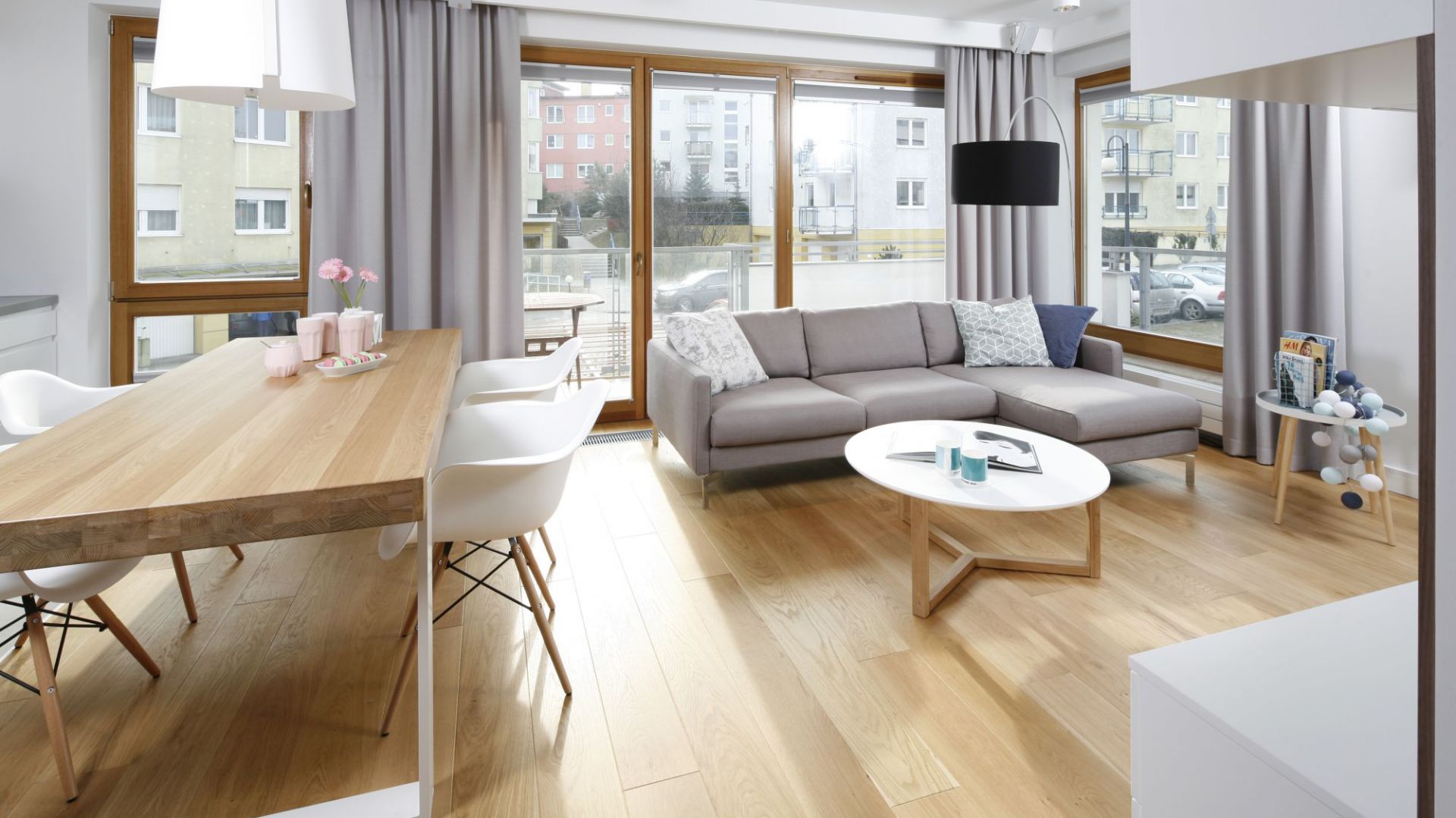 Drewniana podłoga w salonie: pomysły polskich architektów. Projekt: Przemek Kuśmierek. Fot. Bartosz Jarosz