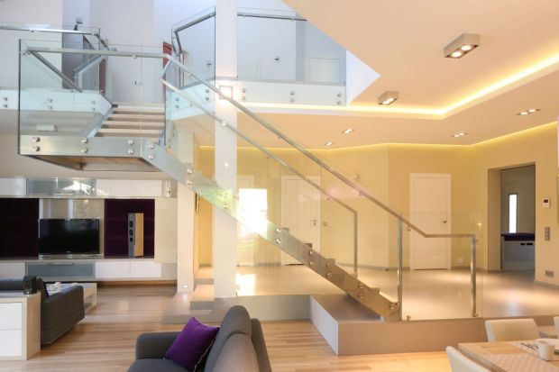 10 pomysłów na schody ze szklaną balustradą