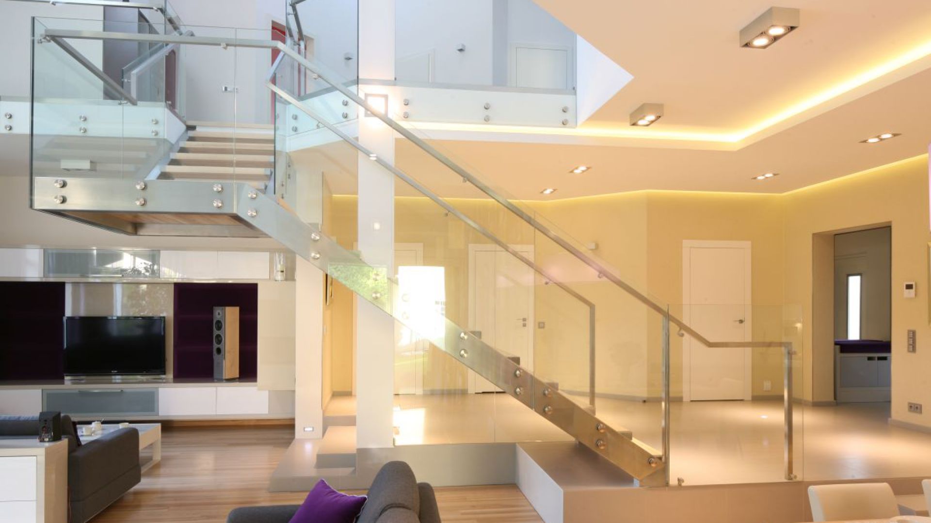 10 pomysłów na schody ze szklaną balustradą