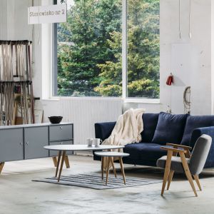 Komoda Scandinave L model 4, sofa Lily oraz  fotel Lazy I tworzą zestaw w stylistyce skandynawskiej z elementami retro. Od 1.999 zł/komoda. Fot. Rosanero