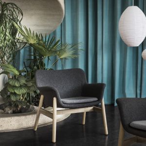 Ciemnoszary fotel Vedbo (wys. 75 cm) z podłokietnikami ma ciekawą inspirowaną stylem retro formę. 699 zł. Fot. IKEA
