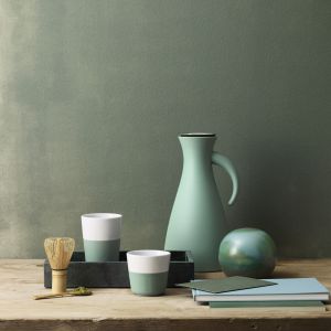 Termos Vaccum Jug oraz porcelanowe kubki Tumbler w nowej odsłonie kolorystycznej Granite green. Fot. Eva Solo