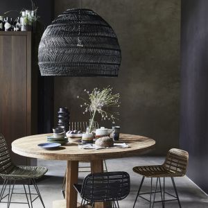 Lampa wisząca Wicker w czarnym kolorze idealnie doświetli stół w jadalni. Fot. HK Living