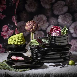 Wykonane z czarnego szkła hartowanego talerze z serii Backig dodadzą aranżacji stołu elegancji. Fot. IKEA
