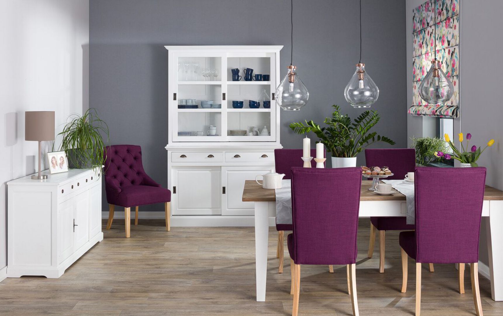 Kolor Roku Pantone Ultra Violet we wnętrzu. Fot. Dekoria.pl